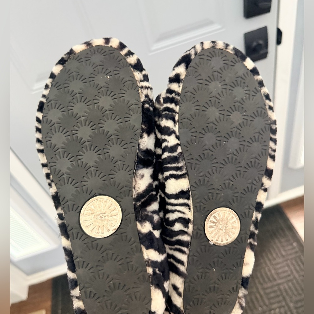 UGG Women Black & White Faux Fur Slide Slippers - Picture 4 of 4